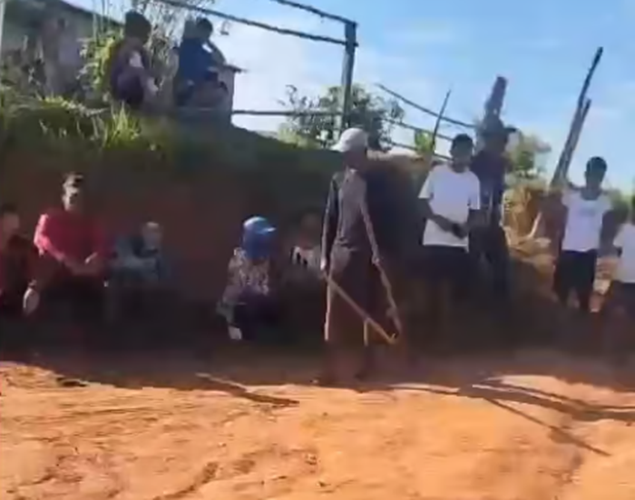 Moradores fecham Ramal dos Esquecidos e exigem presença do prefeito e secretário de Obras em Rodrigues Alves