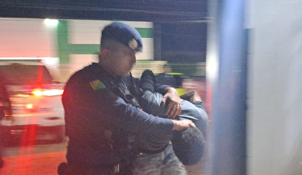 Adolescente suspeito de tráfico tenta fugir, reage à abordagem e é apreendido pela PM em Rio Branco