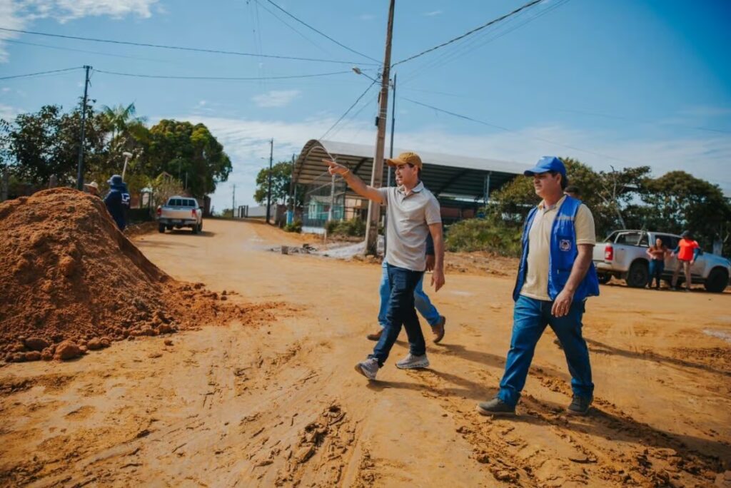 Zequinha vistoria frentes de serviço na zona rural de Cruzeiro do Sul