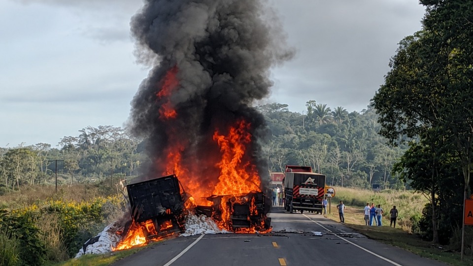 Acidente na BR-364: colisão entre caminhões mobiliza equipes de resgate