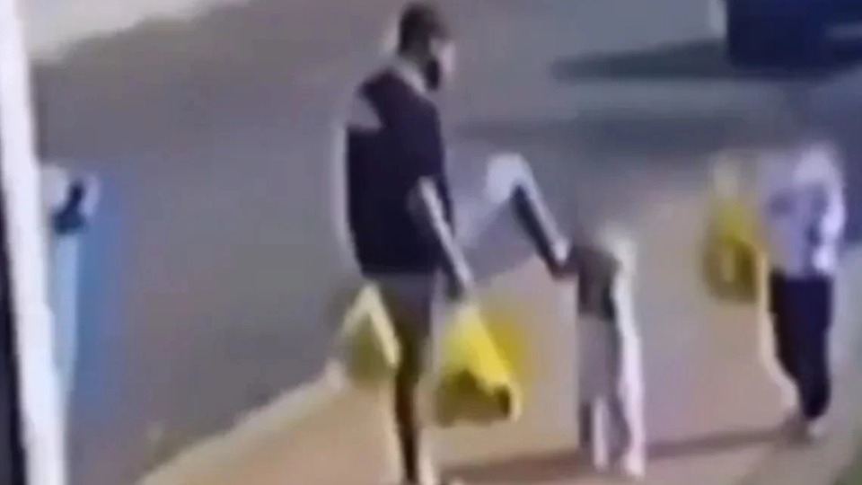 Pai que chutou filha teria agredido enteado com cinto ou pedaço de pau
