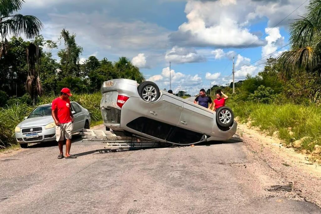 Carro capota na BR-364 em Cruzeiro do Sul; veja vídeo