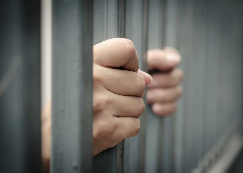 Após denúncia anônima, homem é preso por tráfico de drogas e passa mal na Delegacia