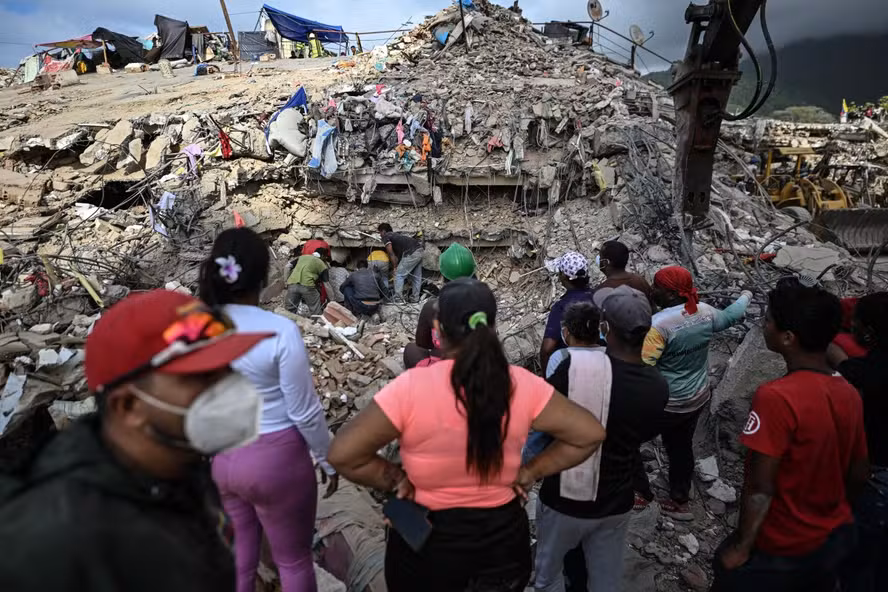 Após um mês dos terremotos na Venezuela, moradores de paraíso costeiro recorrem à sucata das ruínas para sobreviver