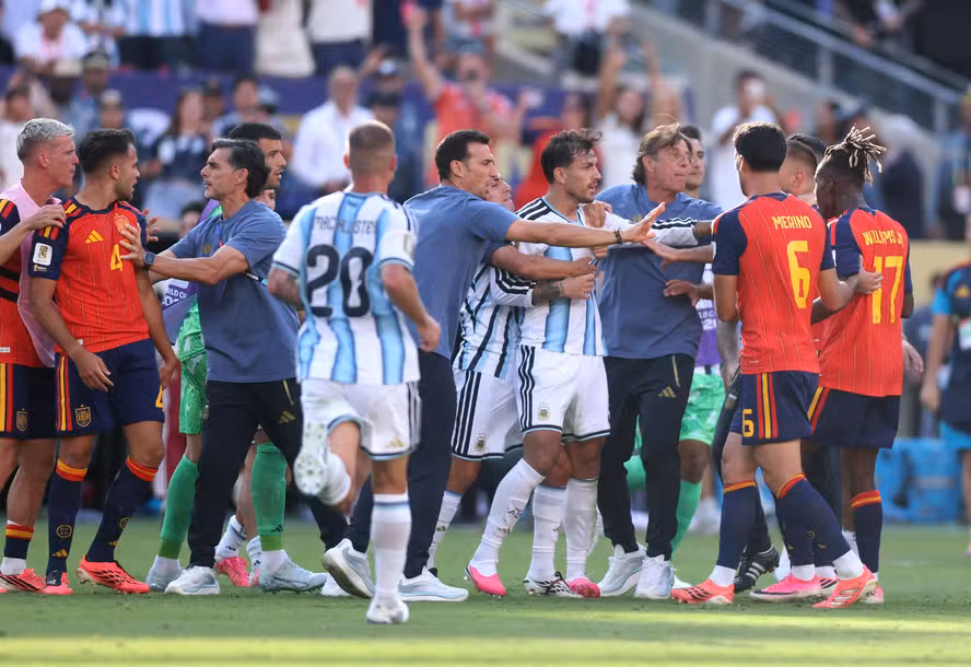 Auxiliar de Scaloni fala sobre briga com Dani Olmo na final da Copa: ‘Minha intenção era separar’