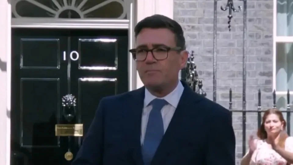 Reino Unido: Burnham assume como premiê e promete novo modelo econômico