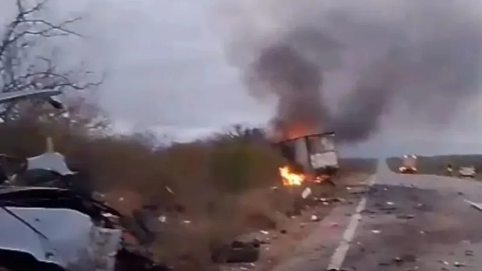 Tragédia: Colisão entre caminhão e van de pacientes deixa 7 mortos em Pernambuco