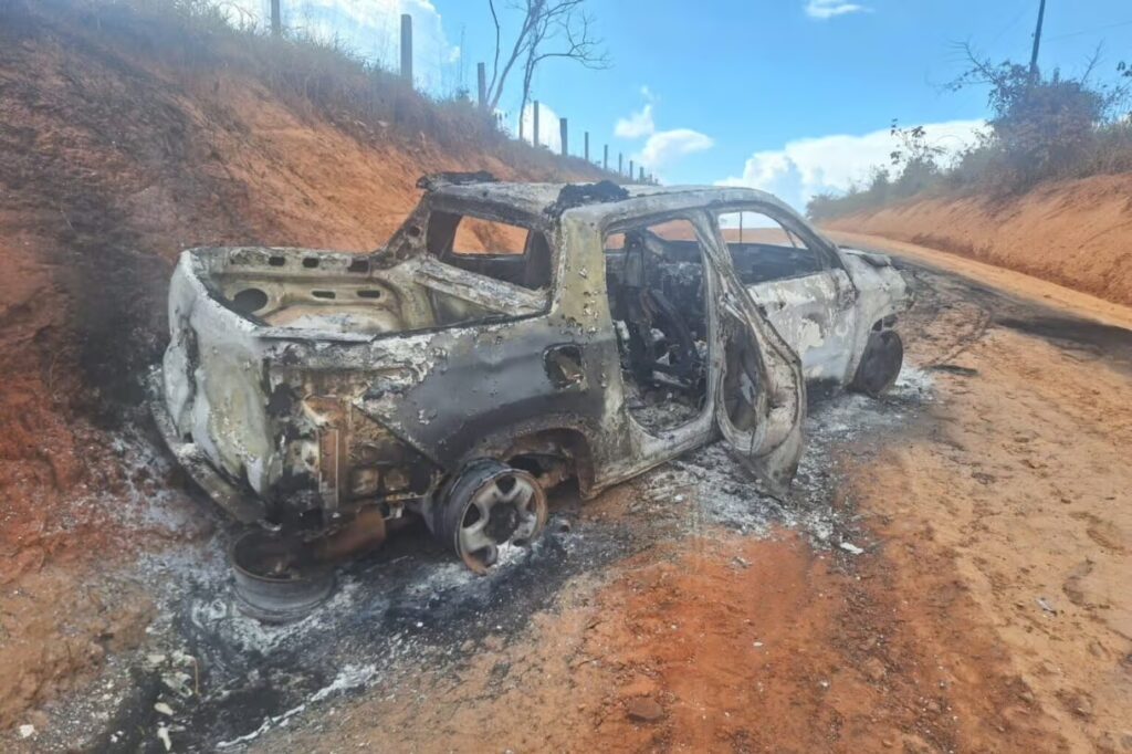 Caminhonete récem-vendida pega fogo em ramal de Brasiléia