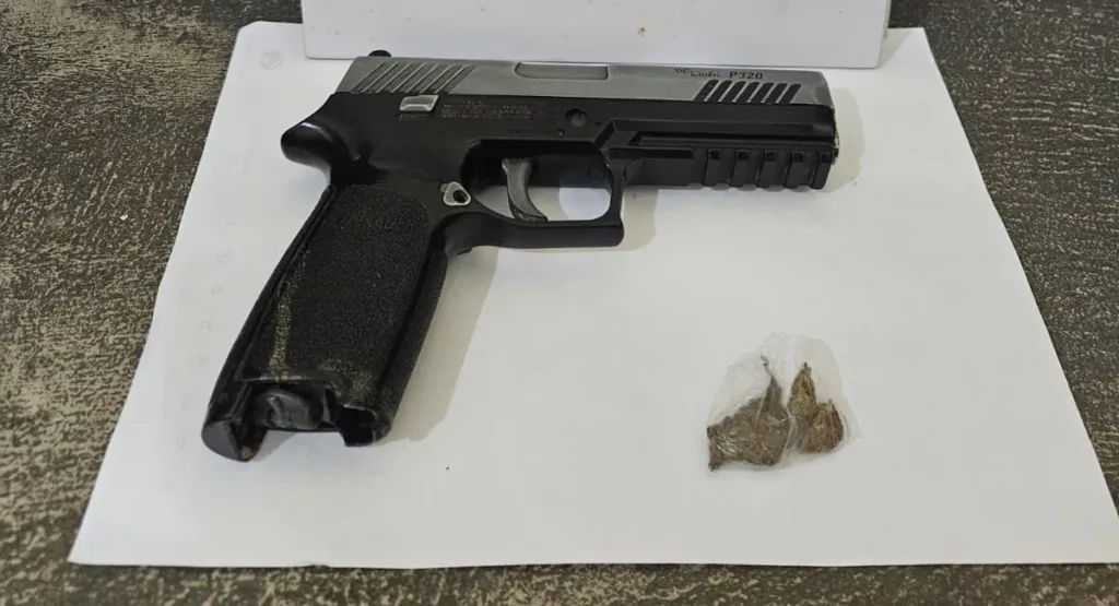 Homem é preso com simulacro de arma e entorpecentes no bairro Cohab, em Cruzeiro do Sul