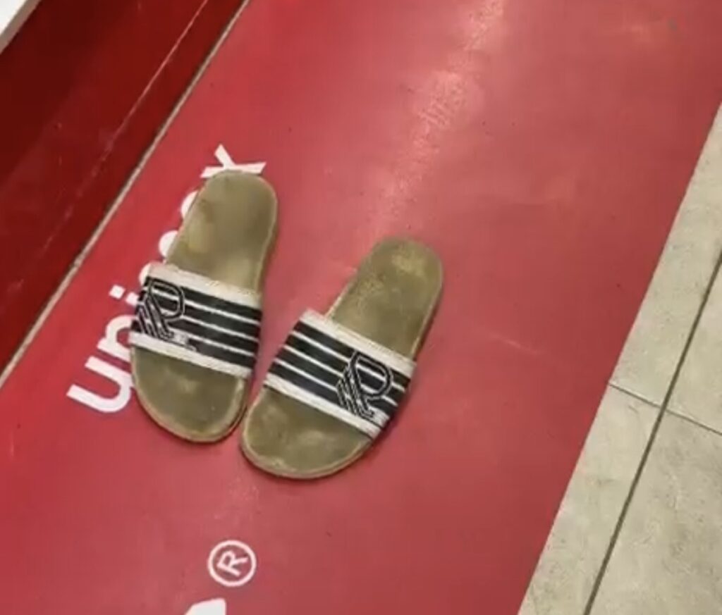 Cliente “esquece” sandália velha na prateleira e empresário faz brincadeira nas redes sociais