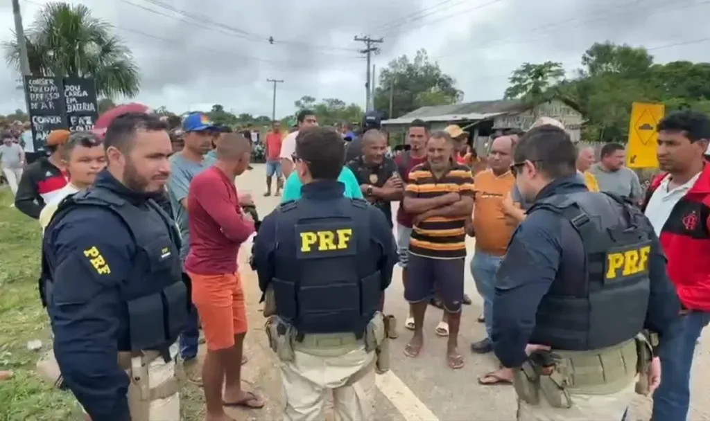 BR-364 é liberada após moradores aceitarem compromisso do Deracre