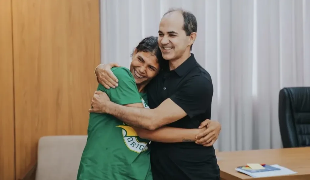 Prefeito Zequinha Lima recebe servidora Janaína, que vem conquistando destaque nas redes sociais
