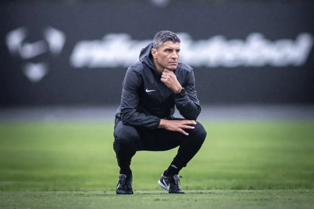“O desafio é grande”, avalia novo técnico do Vasco em apresentação