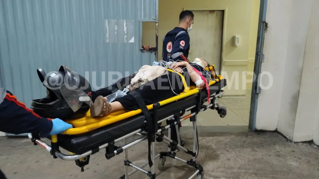 Jovem perde controle de motocicleta, fica desacordada e é socorrida após acidente