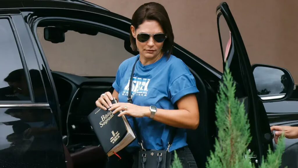 Michelle diz que desculpa Flávio e chama senador para “sentar e conversar”