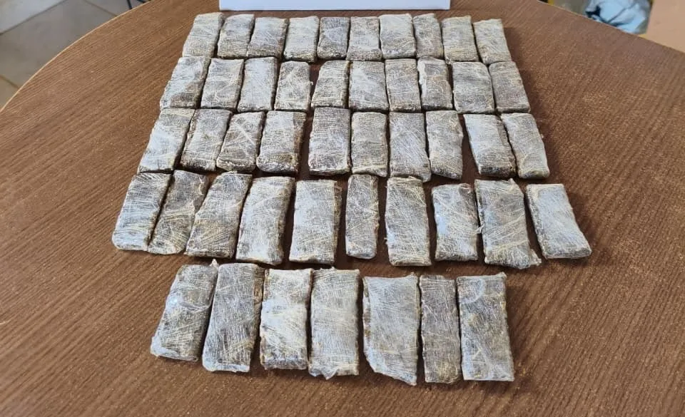 PMAC apreende 47 tabletes de maconha escondidos em sacas de ração no interior do Acre