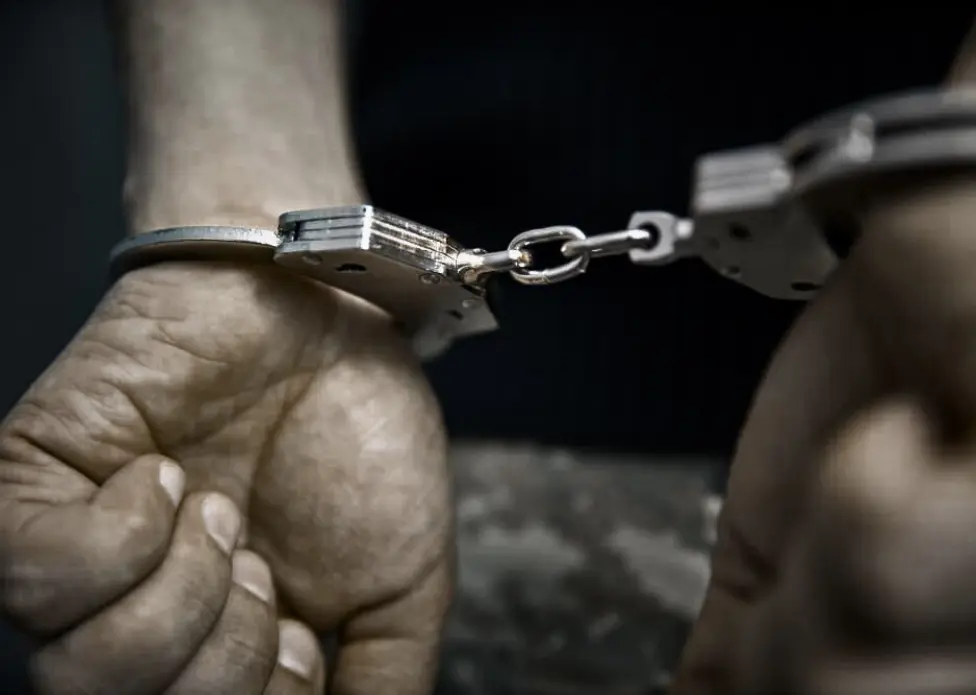 Homem com tornozeleira eletrônica é preso após descumprir medida protetiva