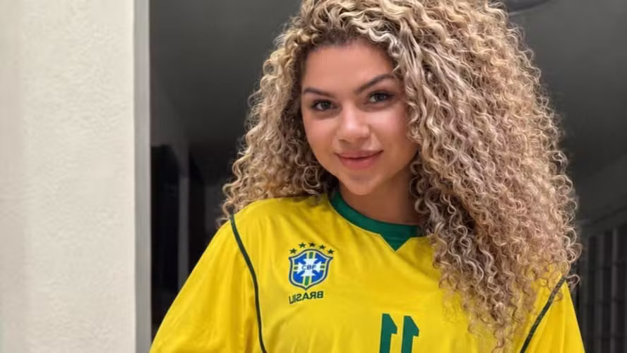 Quem é a influencer que viralizou nas redes após montar uma barbearia nudista