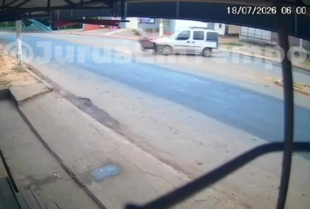 Milagre: câmera de segurança registra colisão enquanto motociclista seguia para o trabalho em Rio Branco