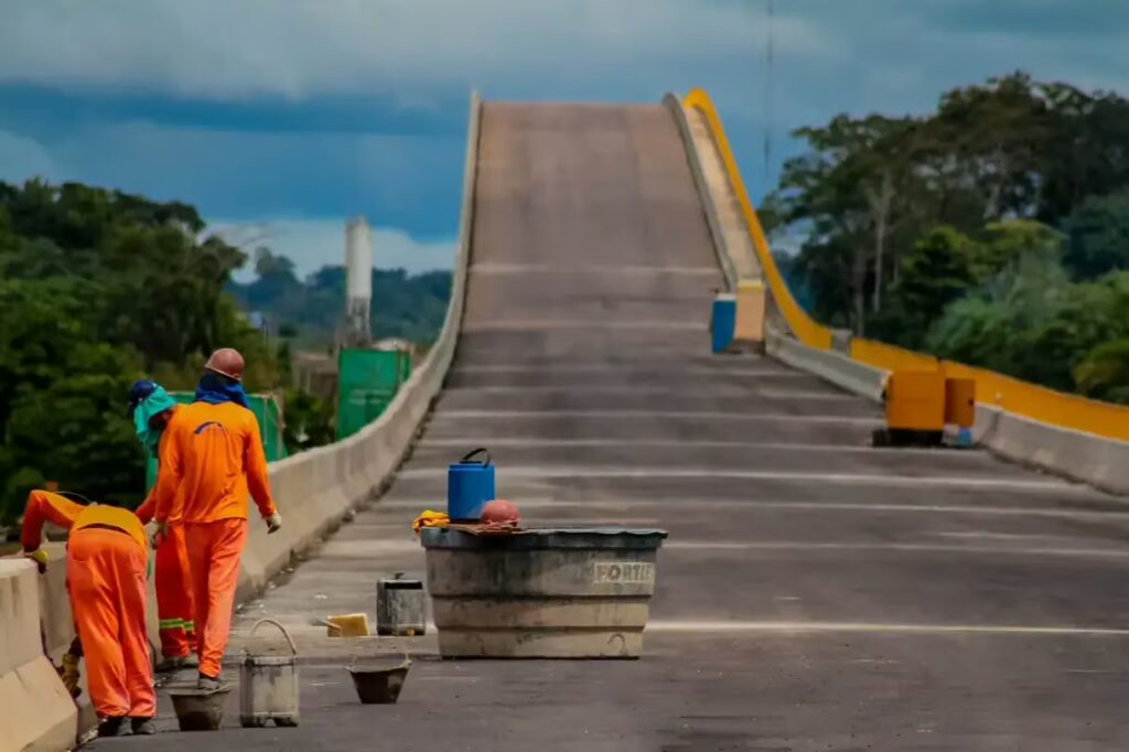 Terras caídas e balseiros: DNIT avalia desafios do Rio Juruá para erguer nova ponte no Acre