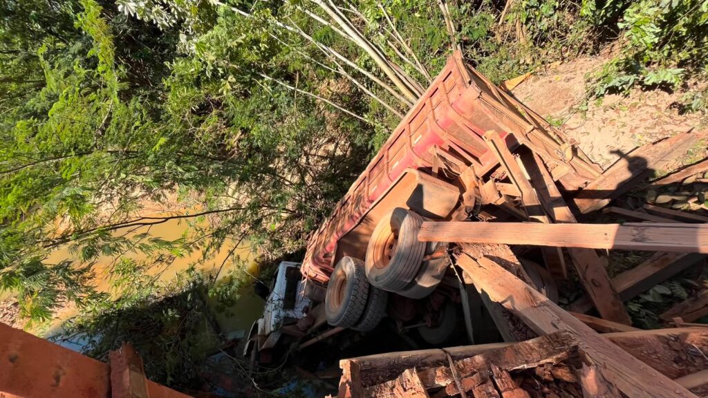 Caçamba carregada de areia cai de ponte em ramal de Rio Branco; estrutura preocupa moradores