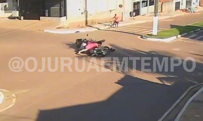 VÍDEO: Colisão entre motocicletas deixa mulher ferida em cruzamento no interior do Acre