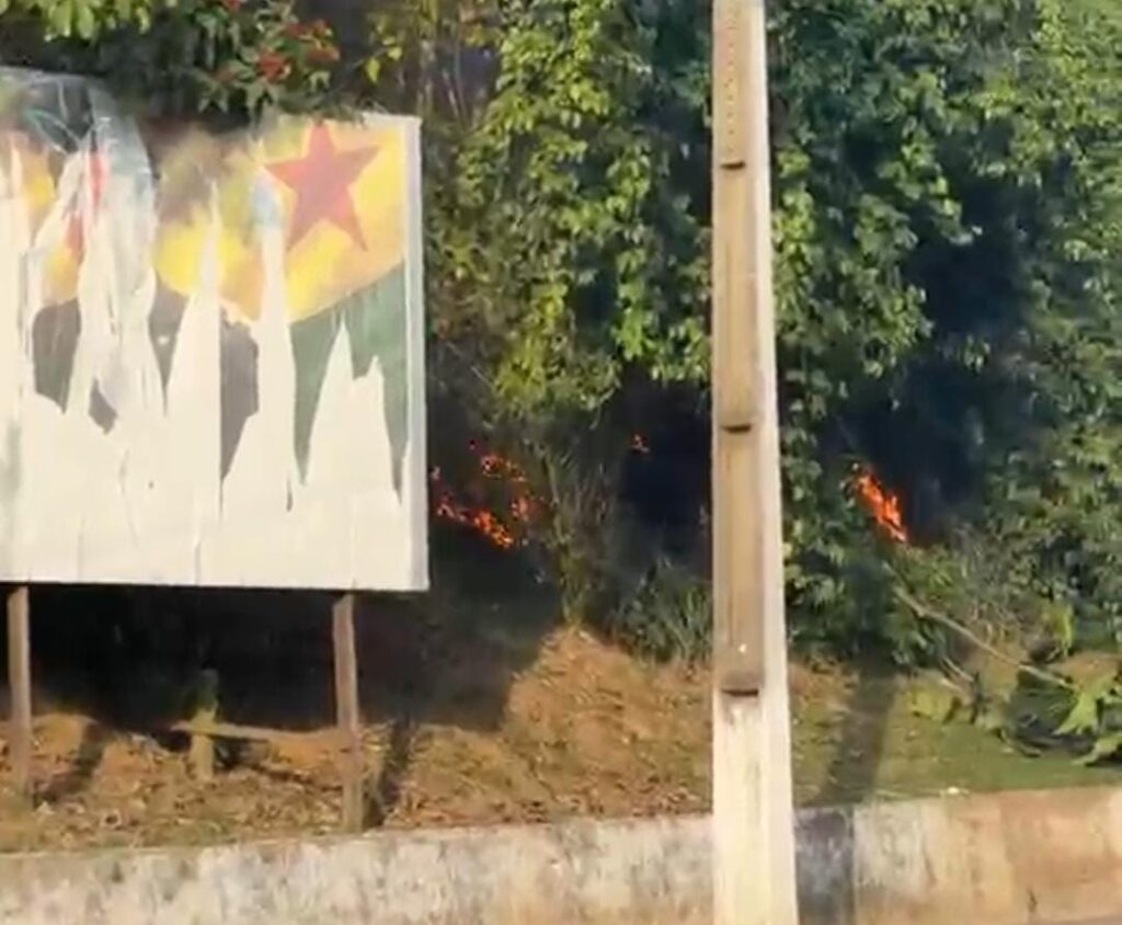 VÍDEO: Fogo em vegetação assusta moradores e comerciantes no Centro de Cruzeiro do Sul
