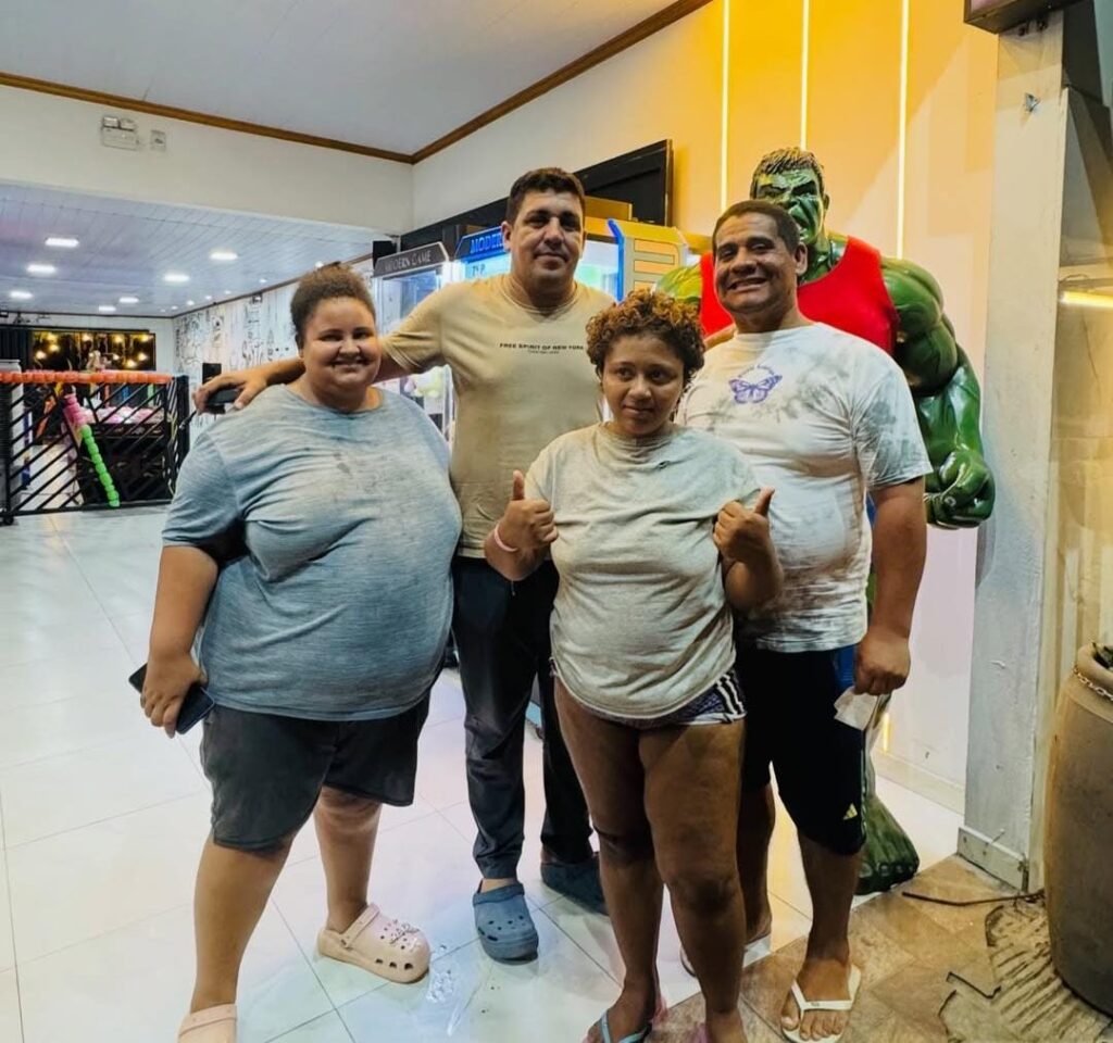 Influenciador compartilha momento descontraído com pacientes do CAPS em pizzaria e boa ação ganha elogios nas redes
