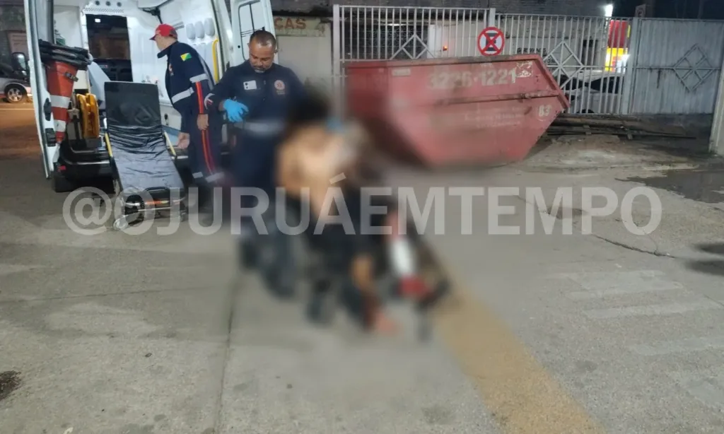 Jovem sofre corte profundo na perna ao pular muro após se assustar com carro em Rio Branco