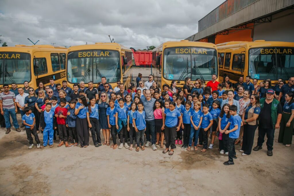 Zequinha Lima renova frota escolar com entrega de cinco novos ônibus e investimentos de R$ 2 milhões