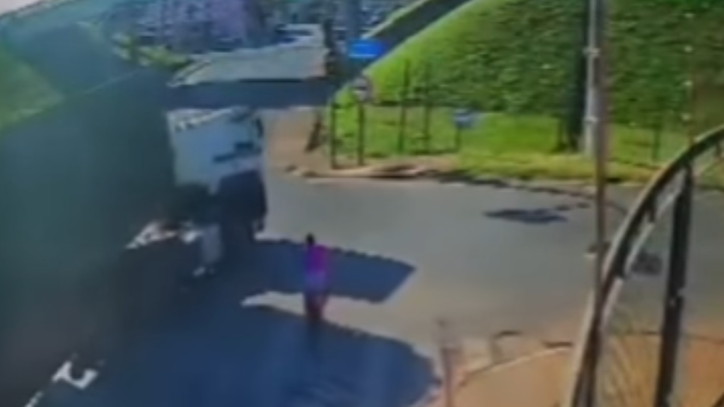 VÍDEO: adolescente em bicicleta morre após acidente com caminhão