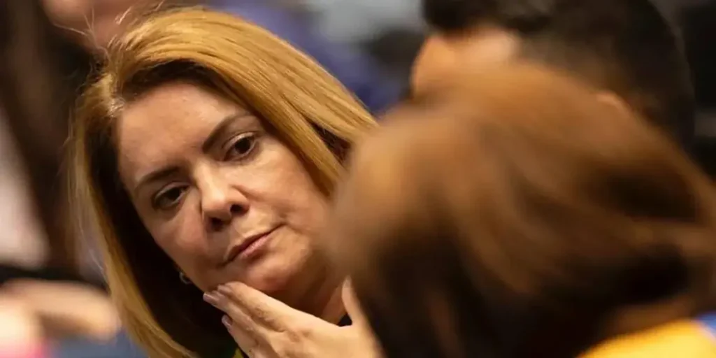 TSE bloqueia bens de ex-esposa de Jair Bolsonaro