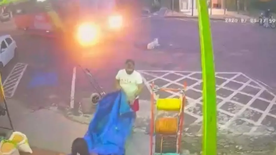 Crueldade! Cachorra morre após atropelamento em antigo terminal rodoviário de Cruzeiro do Sul; veja vídeo