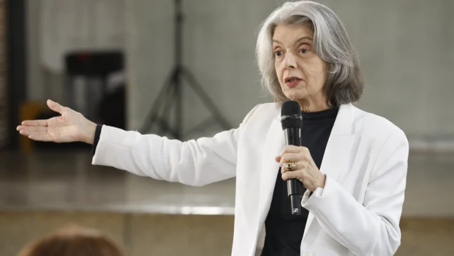 “Democracia está no povo, não em palácios”, diz Cármen Lúcia ao lançar livro