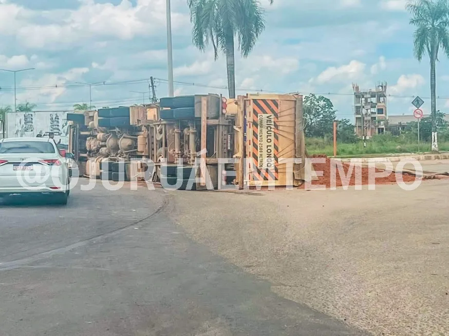 VÍDEO: Carreta carregada de barro tomba próximo à Arena da Floresta