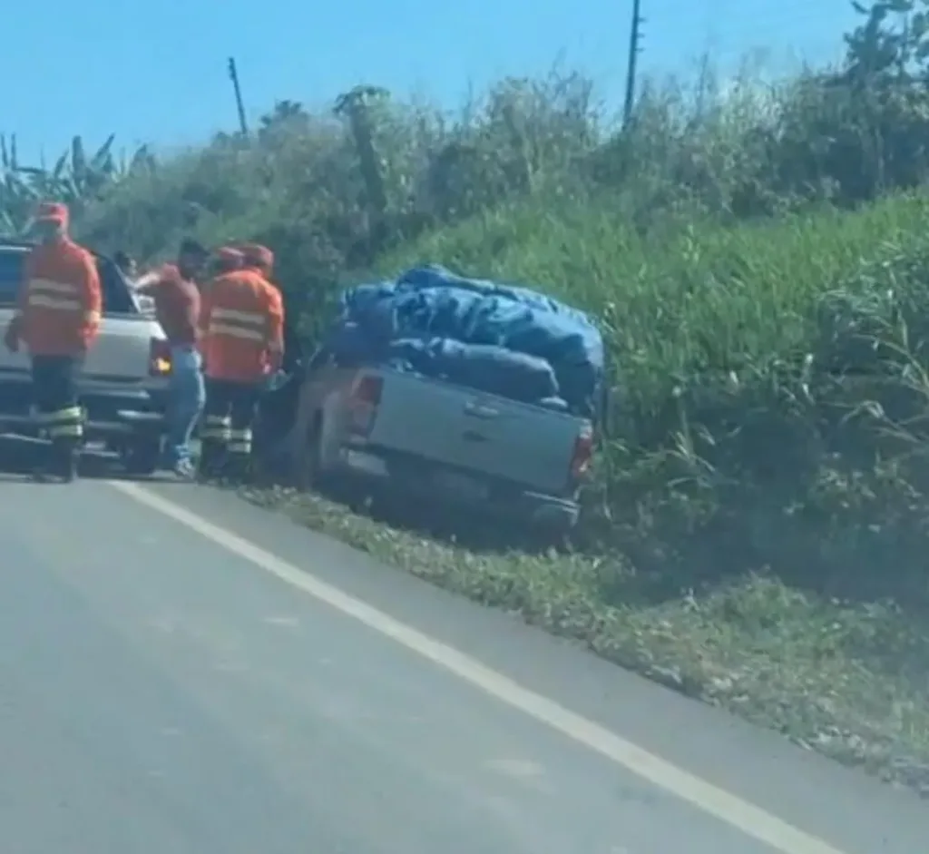 Motorista perde controle da direção e carro sai da pista na rodovia entre Manoel Urbano e Sena Madureira; veja vídeo