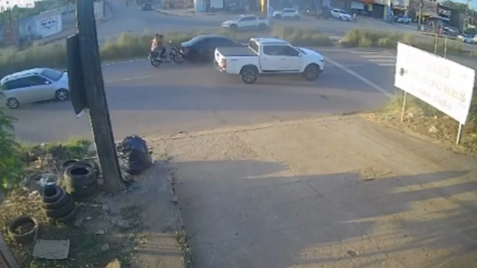 VÍDEO: motociclista e passageiro ‘voam’ após colisão com carro