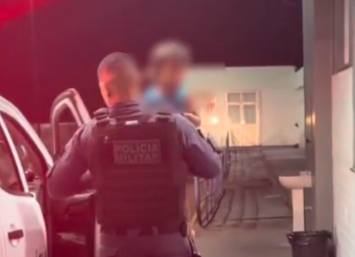 Criança de 2 anos é resgatada sozinha de madrugada no meio da rua