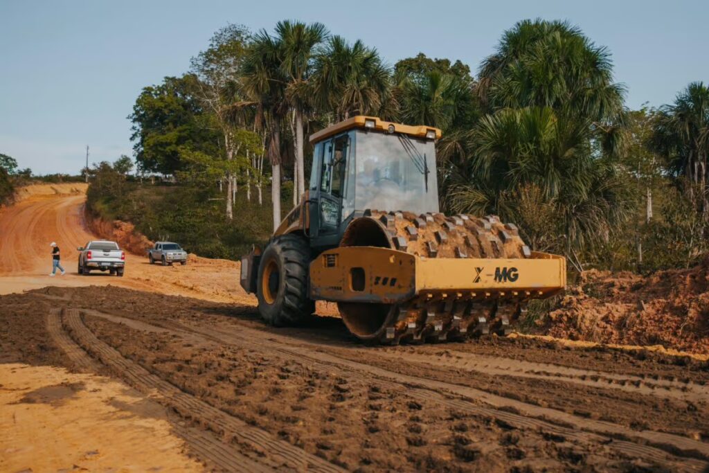 Prefeitura de Cruzeiro do Sul segue com recuperação do Ramal Badejo de Cima e garante acesso para produtores rurais
