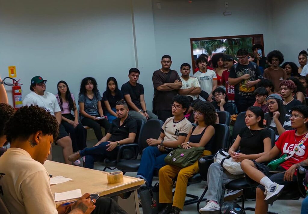 Estudantes da Ufac aprovam greve por tempo indeterminado em protesto contra transporte público