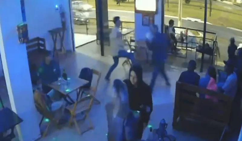 VÍDEO: dono flagra venda de drogas em bar, tira satisfação e morre com tiros