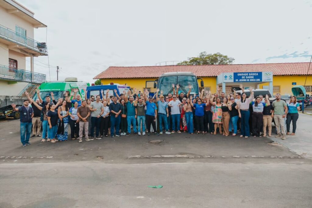 Prefeitura de Cruzeiro do Sul entrega ambulância, unidade odontológica móvel e van para fortalecer a saúde municipal