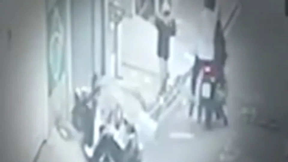 VÍDEO: mãe é baleada na frente do filho durante roubo; menino se desespera