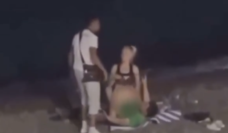 VÍDEO: casal é agredido após ser flagrado em momento íntimo em praia