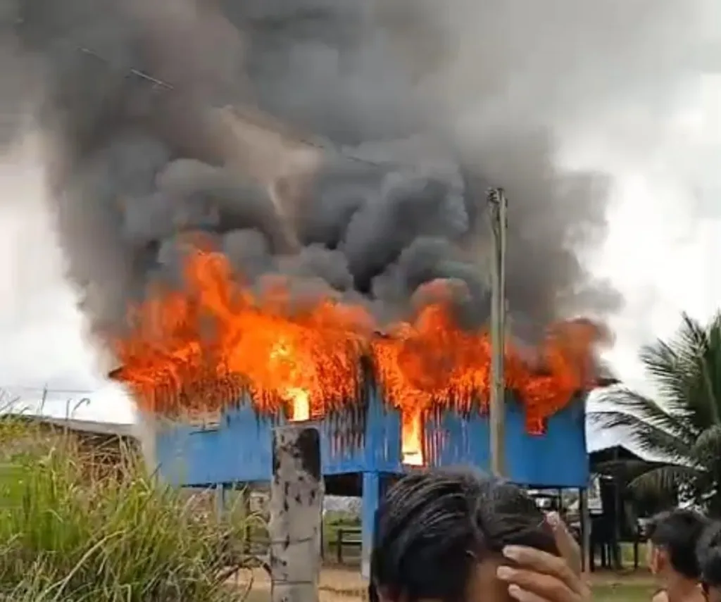 Incêndio destrói residência na estrada do Gama em Guaiará (AM); veja vídeo