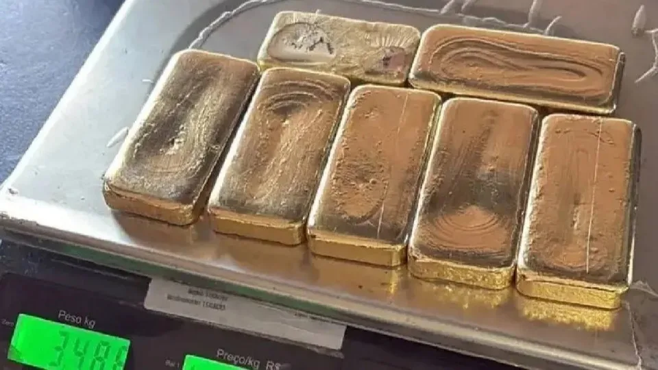 PRF apreende ouro avaliado em R$ 2,3 milhões escondido em sapatos e tornozelos de passageiro na BR-364
