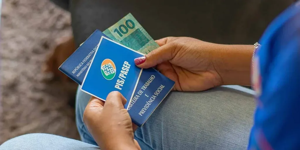 Trabalhadores nascidos em setembro e outubro recebem abono salarial