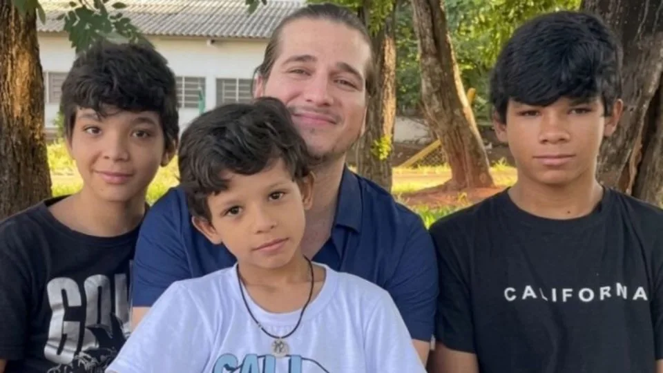 Professor adota três irmãos para mantê-los juntos e comemora transformação na escola
