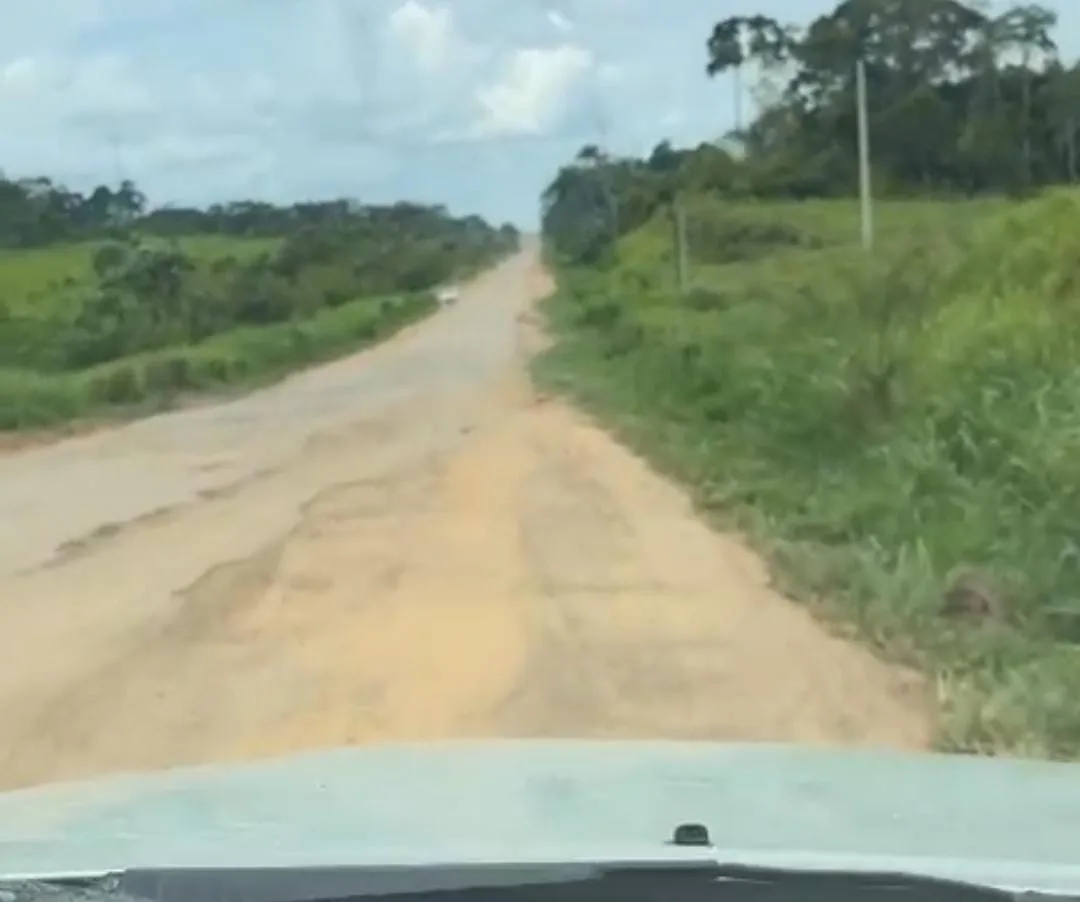 VÍDEO: BR-364 permanece com trechos tomados pelo barro e dificulta tráfego no interior do Acre
