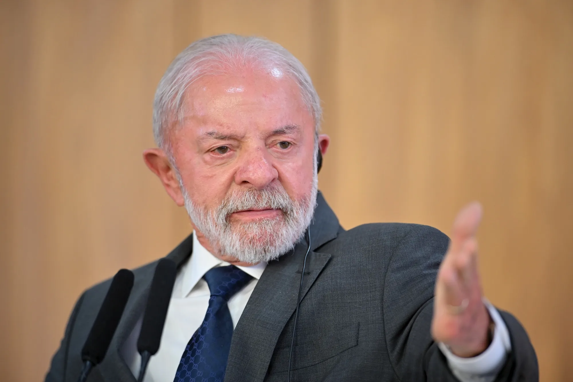 Lula adota estratégia para aumentar rejeição a Flávio e diz que adversário fará ‘tesouraço’ em programa sociais